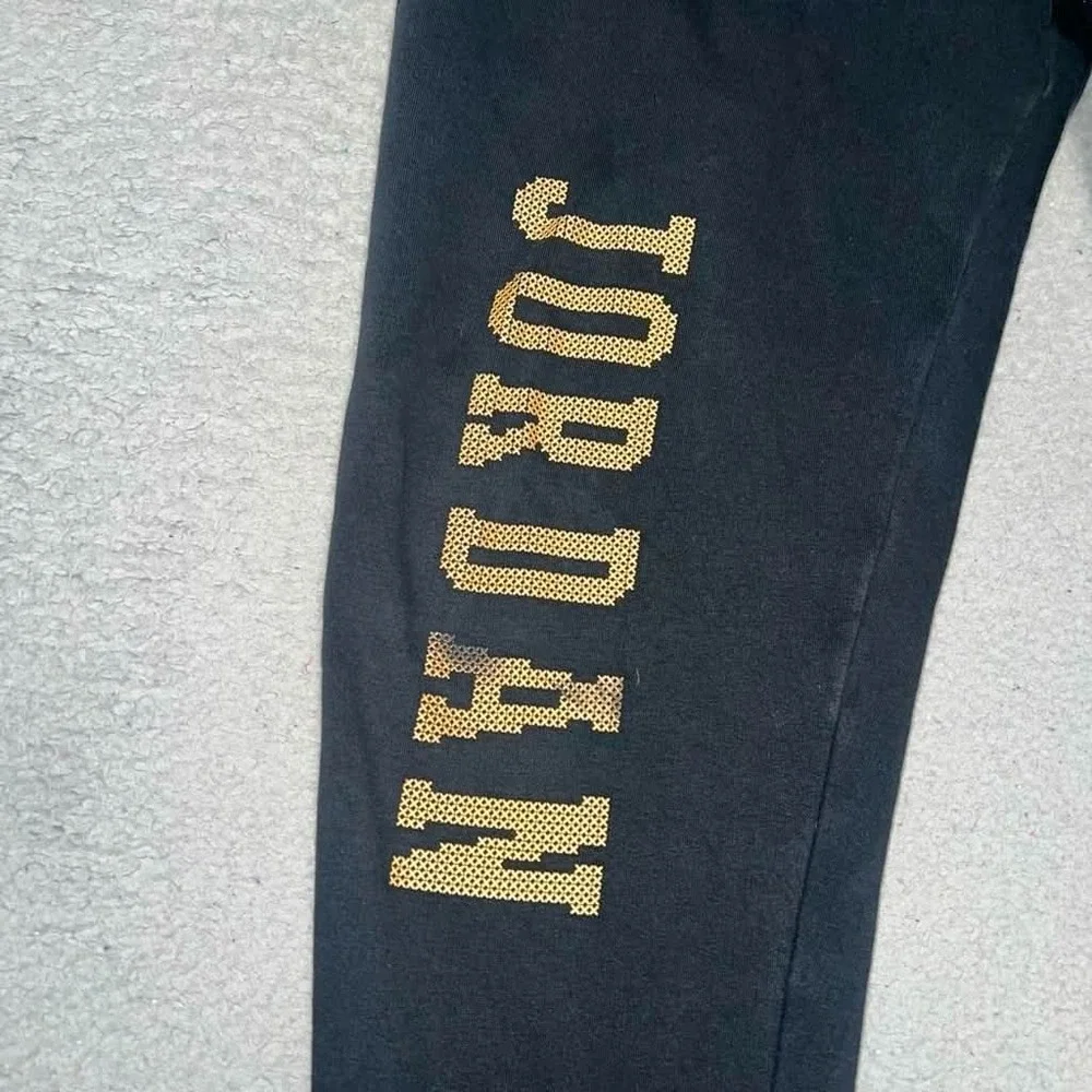 Jordan Essentials Holiday Sweatpants Men's Sz S Black Fleece Gold Jumpman Jogger